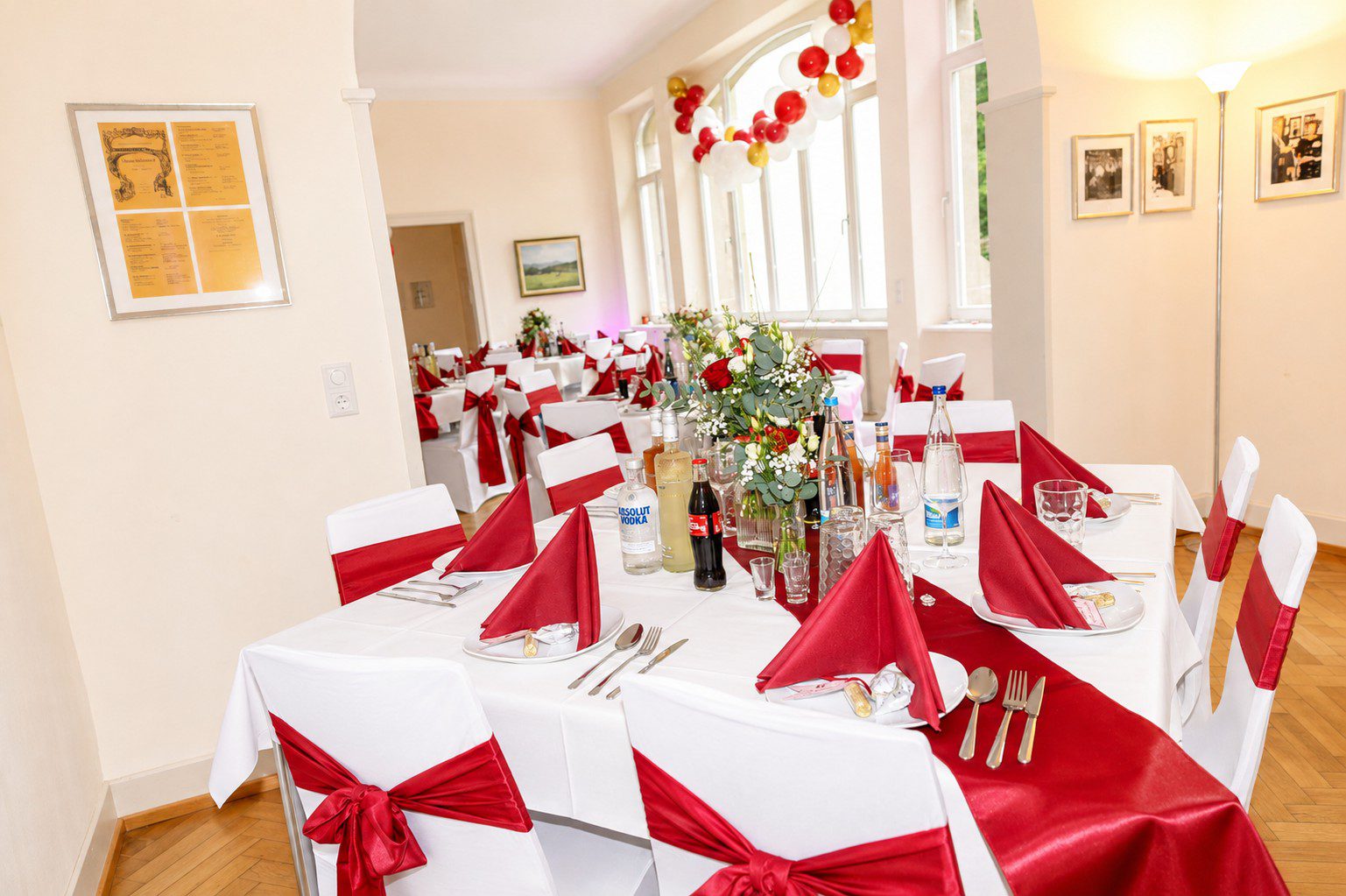 Hochzeit im Landhaus Illenau Achern – Stuhlhussen mit weinroten Schleifen Hochzeit im Landhaus Illenau in Achern mit weißen Stuhlhussen und weinroten Schleifen