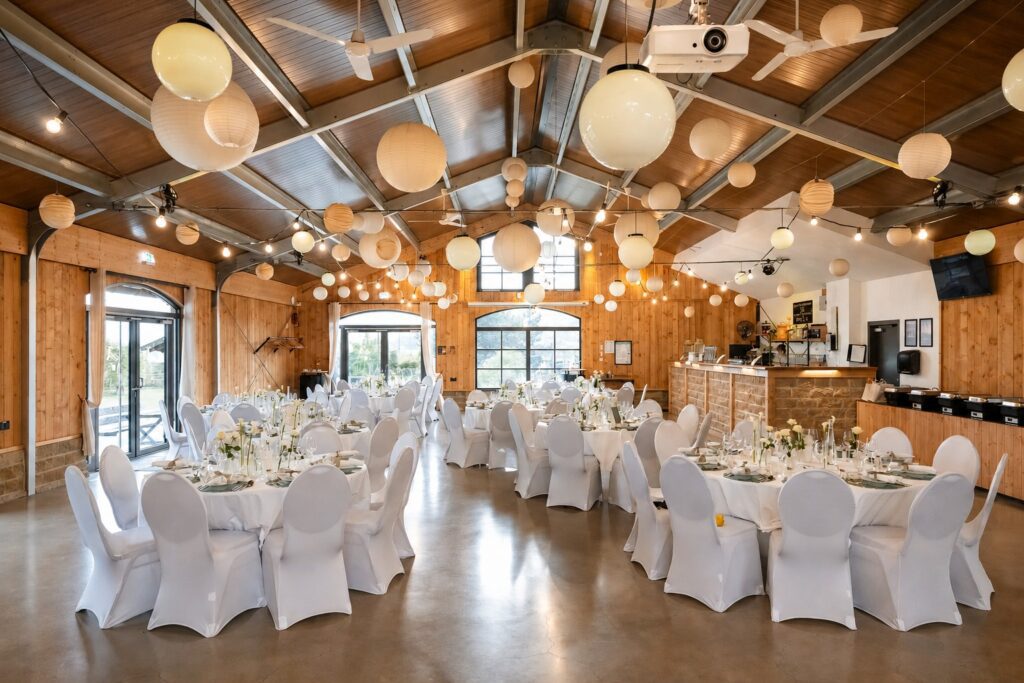 Hochzeit im Achalm Hof Reutlingen mit weißen Stuhlhussen und runden Tischen