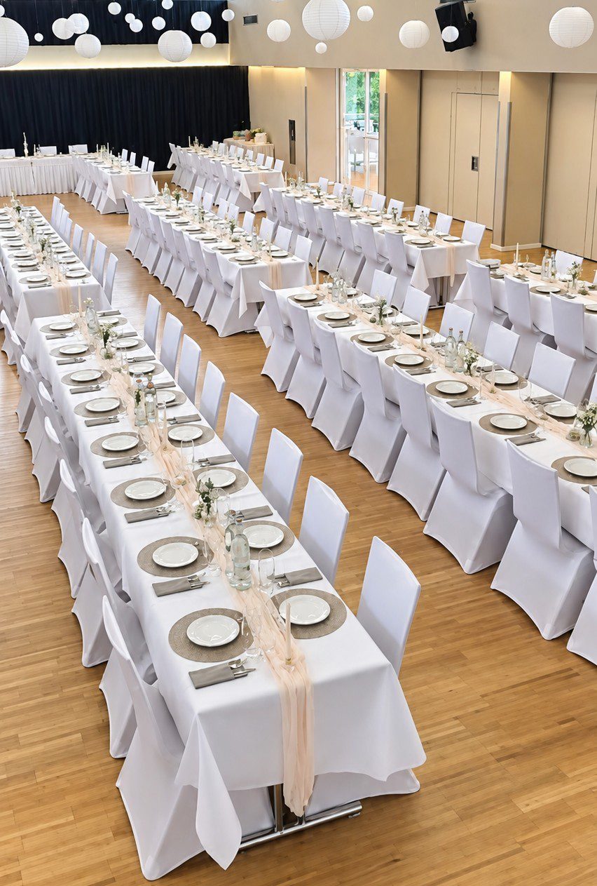 Bürgerhaus Ortenberg – Hochzeit mit 230 Personen Hochzeit mit 230 Personen im Bürgerhaus Ortenberg mit Stuhlhussen und Tischdecken