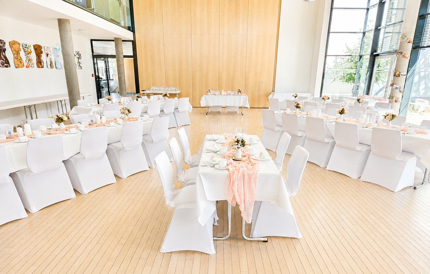 Hochzeit im Bürgersaal Brotterode-Trusetal Hochzeit im Bürgersaal Brotterode-Trusetal mit weißen Stuhlhussen und rosa Tischdekoration