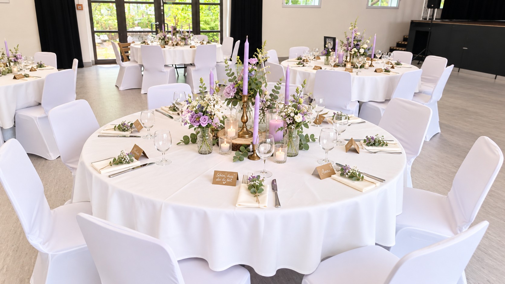 Bürgerzentrum Engelshof Köln – Hochzeit mit Stuhlhussen Hochzeit im Bürgerzentrum Engelshof Köln mit weißen Stuhlhussen und runden Tischdecken