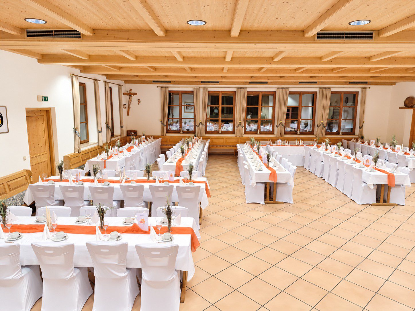 Hochzeit im Gasthaus Zum Schäferwirt in Schwabbruck Hochzeit im Gasthaus Zum Schäferwirt Schwabbruck mit weißen Stuhlhussen