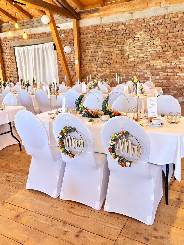 Hochzeit im Hochzeitsstadl Burgruine Linden Geiersthal mit weißen Stuhlhussen