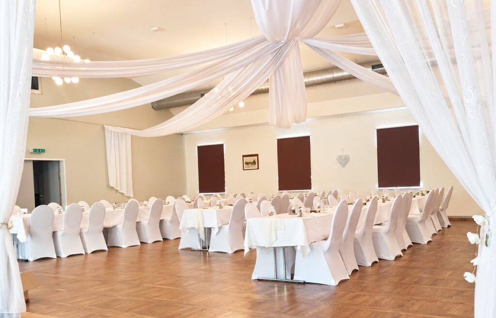 Hochzeit im Kulturzentrum Erbgericht Reinhardtsgrimma mit weißen Stuhlhussen