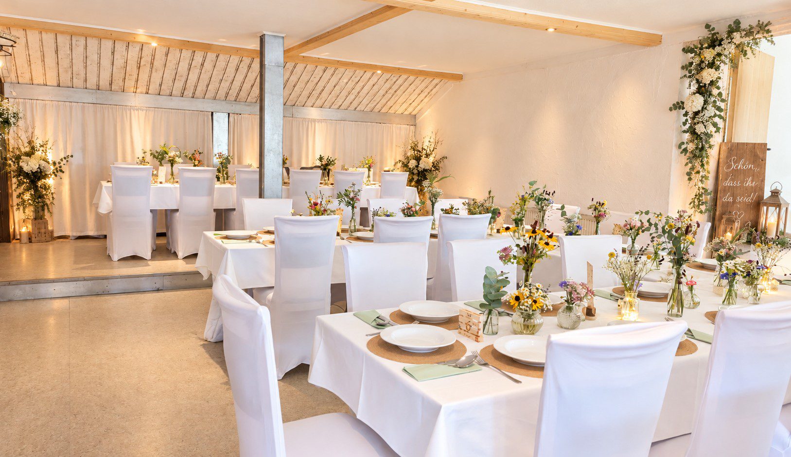 Landgasthaus Butz Fichtenau – Hochzeit mit 120 Personen Hochzeit im Landgasthaus Butz Fichtenau mit weißen Stuhlhussen und Blumendekoration