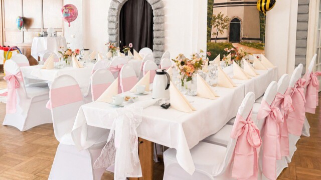 Hochzeit mit 70 Personen im Bootshaus Stralsund mit weißen Stuhlhussen und rosa Schleifen Hochzeit im Bootshaus Stralsund mit weißen Stuhlhussen und rosa Schleifen