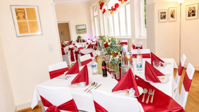 Hochzeit mit 40 Personen im Landhaus Illenau in Achern Hochzeit im Landhaus Illenau in Achern mit weißen Stuhlhussen und weinroten Schleifen