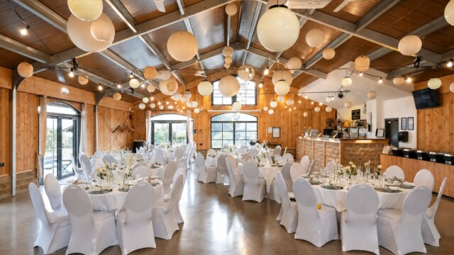 Weiße Stuhlhussen und Tischdecken bei einer Hochzeit im Achalm Hof Reutlingen Hochzeit im Achalm Hof Reutlingen mit weißen Stuhlhussen und runden Tischen