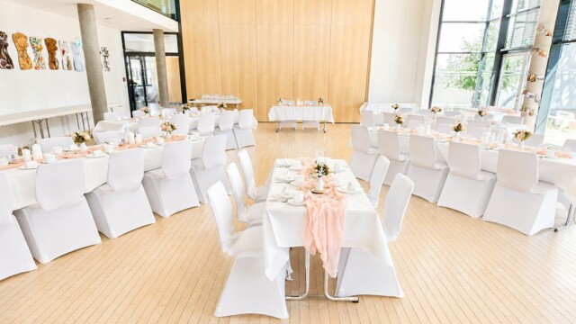 Weiße Stuhlhussen und festliche Tischdekoration im Bürgersaal in Brotterode-Trusetal Hochzeit im Bürgersaal Brotterode-Trusetal mit weißen Stuhlhussen und rosa Tischdekoration