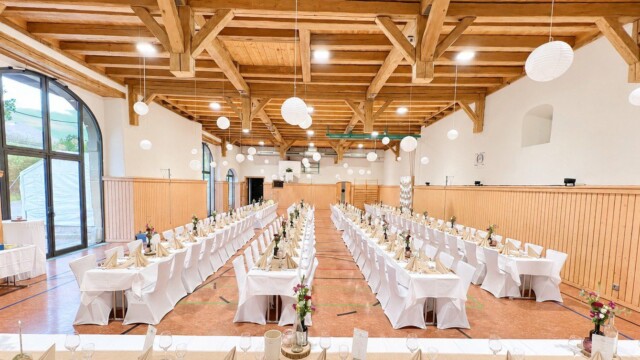 Weiße Stuhlhussen und Tischdecken bei einer Hochzeit in der Schloss-Scheuer Baisingen Hochzeit Schloss-Scheuer Baisingen mit weißen Stuhlhussen und Tischdecken