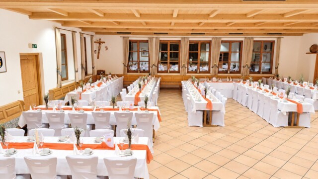 Weiße Stuhlhussen bei einer Hochzeit mit 120 Personen im Gasthaus Zum Schäferwirt Hochzeit im Gasthaus Zum Schäferwirt Schwabbruck mit weißen Stuhlhussen
