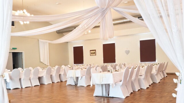 Weiße Stuhlhussen bei einer Feier im Erbgericht Reinhardtsgrimma in Glashütte Hochzeit im Kulturzentrum Erbgericht Reinhardtsgrimma mit weißen Stuhlhussen